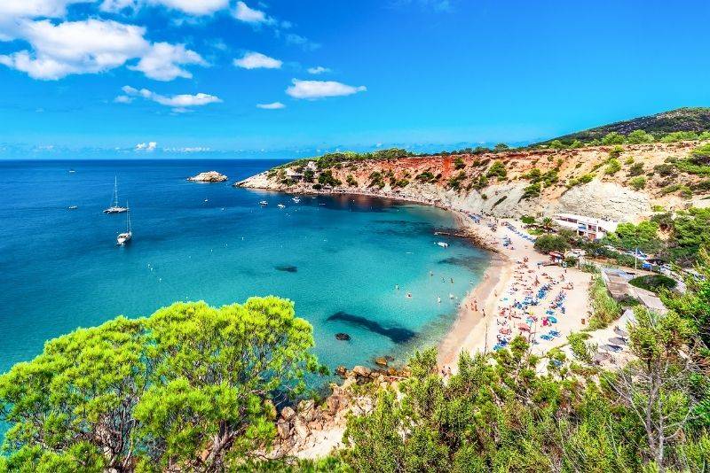 Descubre Ibiza: Un Paraíso de Turismo, Discotecas y Playas