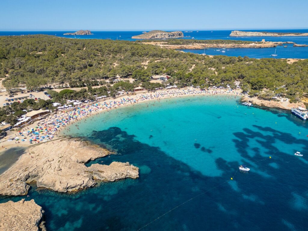 Cala Bassa: música, ambiente y todo a mano